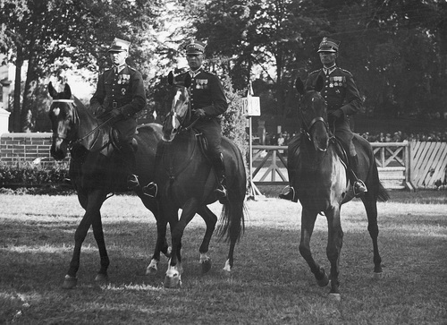 Henryk Roycewicz (w środku) podczas Międzynarodowych Zawodów Hippicznych w Warszawie, 1937 r. (fot. ze zbiorów NAC)
