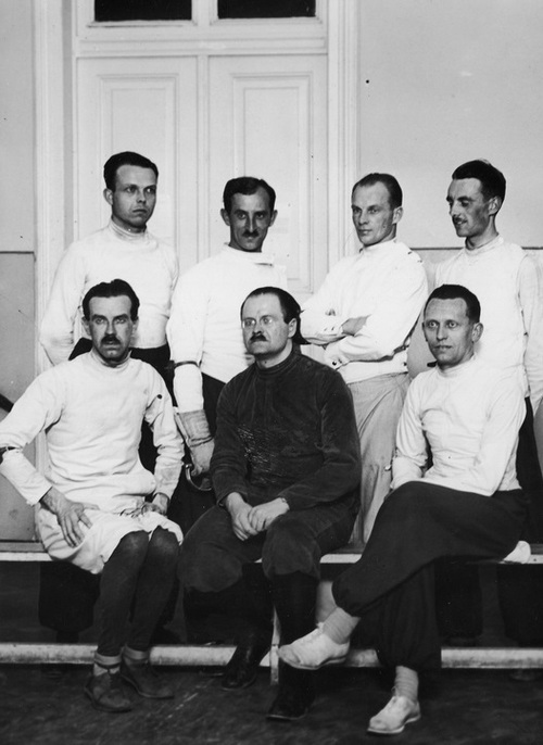 Tadeusz Friedrich (stoi 1. z lewej) i  Adam Pappe (siedzi 1. z lewej) w składzie reprezentacji Polski w szermierce na Olimpiadzie w Los Angeles, 1932 r. (fot. ze zbiorów NAC)