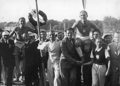 Jerzy Ustupski (z lewej) i Roger Verey, zwycięzcy Wioślarskich Mistrzostw Europy w Berlinie, 1935 r. (fot. ze zbiorów NAC)
