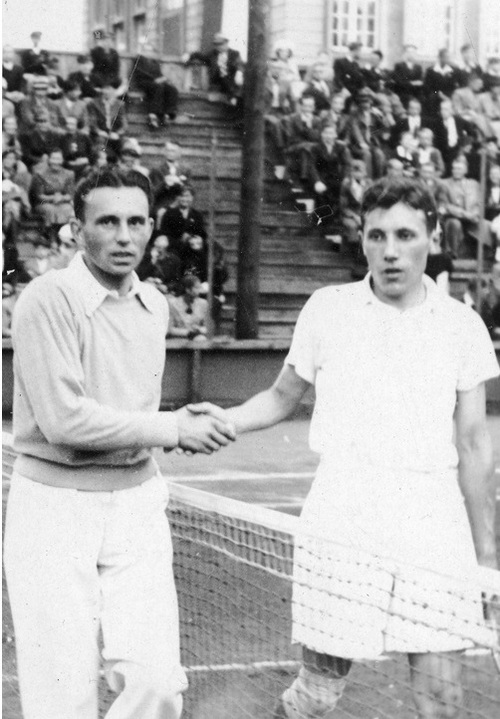 Jerzy Gottschalk (z prawej) i Czesław Spychała (z lewej) podczas turnieju tenisowego w Bydgoszczy, 1938 r.(fot. ze zbiorów NAC)