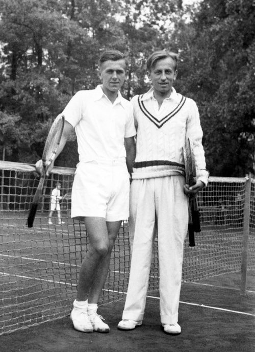 Ignacy i Ksawery Tłoczyńscy podczas tenisowych mistrzostw Polski w Krakowie, 1937 r. (fot. ze zbiorów NAC)