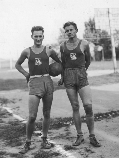 Romuald Wirszyłło (z piłką) i Kazimierz Wejchert w strojach sportowych na boisku w Warszawie, 1932 r. (fot. ze zbiorów NAC)
