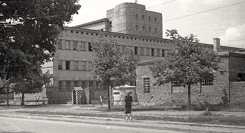 Wartownia i bunkier przy bramie koszar na ul. Rakowieckiej 4, gdzie stacjonował batalion SS; Niemcy więzili tu mieszkańców Warszawy i przeprowadzili egzekucję 100 osób, lipiec 1944 r. (fot. Wikimedia Commons/domena publiczna)