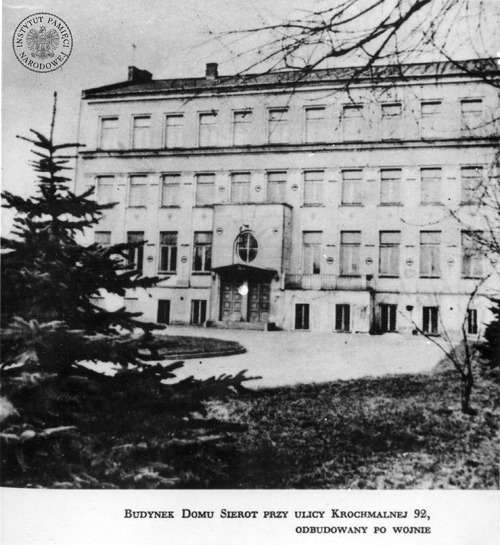Odbudowany po I wojnie światowej budynek Domu Sierot w Warszawie przy ul. Krochmalnej 92, stan przed II wojną światową. Fotokopia z: H. Mortkowicz-Olczakowa, <i>Janusz Korczak</i>, Warszawa 1978, s. 176 (fot. z zasobu AIPN)