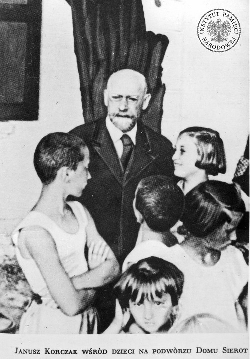 Janusz Korczak wśród dzieci na podwórzu Domu Sierot, Warszawa, przed II wojną światową. Fotokopia z: H. Mortkowicz-Olczakowa, <i>Janusz Korczak</i>, Warszawa 1978, s. 64 (fot. z zasobu AIPN)