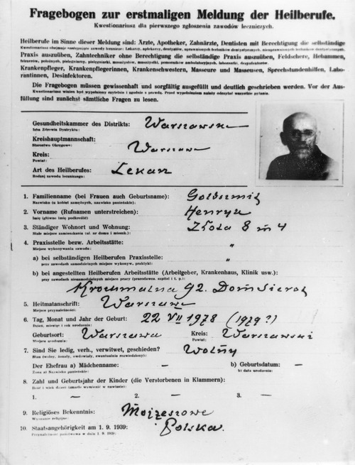 Reprodukcja 1 strony kwestionariusza meldunkowego Henryka Goldszmita (Janusza Korczaka) z getta w Warszawie z 20 września 1940 r. Podane dane osobowe obejmują: imię i nazwisko, adres zamieszkania i adres pracy, datę (z błędem w roku: „22 VII 1978 (1979 ?)” [sic!]) i miejsce urodzenia, wyznanie, przynależność państwową do 1 września 1939 r. (z zasobu AIPN)