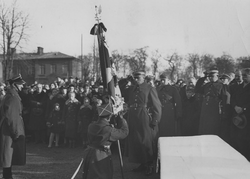 Święto szkolne w Centrum Wyszkolenia Sanitarnego w Warszawie, 1936 r. Gen. Sławoj Składkowski wręcza dowódcy szkoły sztandar szkolny ufundowany przez Wydział Lekarski Uniwersytetu Warszawskiego (fot. z zasobu NAC)