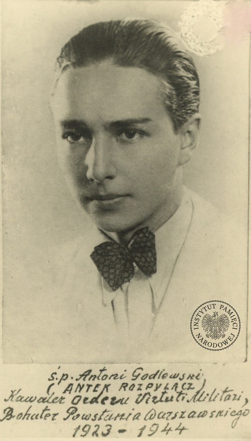 Antoni Szczęsny Godlewski, pseudonim „Antek Rozpylacz” (1923–1944), bohater poległy w Powstaniu Warszawskim 8 sierpnia 1944 r. w Śródmieściu. Zdjęcie prawdopodobnie z lat szkolnych (fot. z zasobu IAPN)