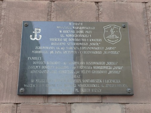 Tablica przy ul. Nowogrodzkiej 5 upamiętniająca żołnierzy batalionu „Sokół”. Warszawa, 2023 r. (fot. I. Siwińska)