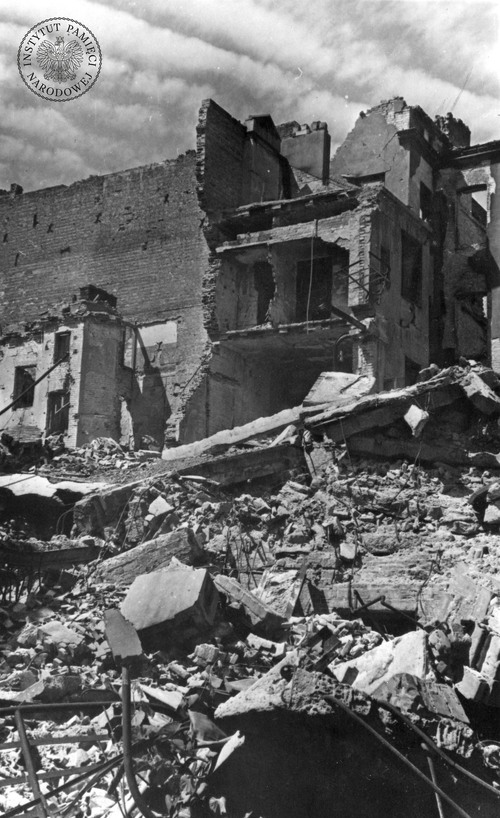 Ruiny kamienicy na rogu ul. Brackiej i Al. Jerozolimskich. Warszawa, czerwiec 1945 r. (fot. z zasobu AIPN)
