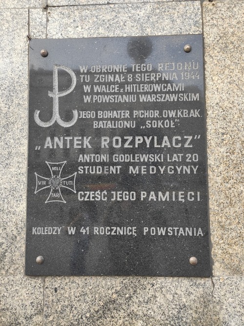 Tablica upamiętniająca „Antka Rozpylacza” z batalionu OW-KB-AK „Sokół”, na ścianie budynku przy Al. Jerozolimskich 11/19. Warszawa, 2023 r. (fot. I. Siwińska)