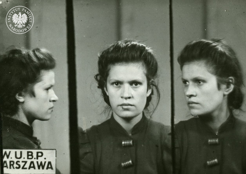 Zdjęcie sygnalityczne Janiny Chowańskiej ps. Brzózka, wykonane w WUBP w Warszawie 5 lipca 1948 r. (fot. z kartoteki zdjęć sygnalitycznych; z zasobu IPN)