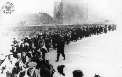 Ludność opuszczająca Warszawę. Zdjęcie wykonane po 4 VIII 1944 r. (fot. z zasobu IPN)