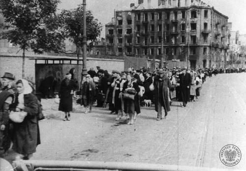 Wysiedlanie mieszkańców Warszawy po kapitulacji powstania. Zdjęcie wykonane w okna budynku położonego prawdopodobnie przy ul. Wolskiej po 2 października 1944 r. (fot. z zasobu IPN)