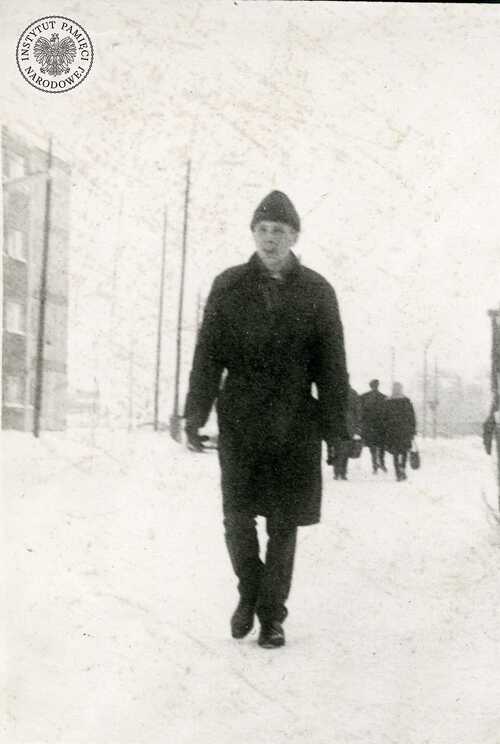 Mścisław Ludwik Lurie ps. Sztubak – figurant sprawy operacyjnego sprawdzenia krypt. „Fantasta”, prowadzonej w latach ‪1965-1966‬ przez Wydz. III KMO m.st. Warszawy. Podejrzany o to, że „czynił przygotowania do utworzenia nielegalnej organizacji” Ludwik Lurie poddany został obserwacji przez funkcjonariuszy Wydziału „B” Komendy MO m.st. Warszawy i otoczony agenturą (fot. z zasobu IPN)