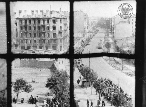 Wysiedlanie mieszkańców Warszawy po kapitulacji powstania. Zdjęcie wykonane w okna budynku przy ul. Wolskiej prawdopodobnie po 2 X 1944 r. (fot. z zasobu IPN)