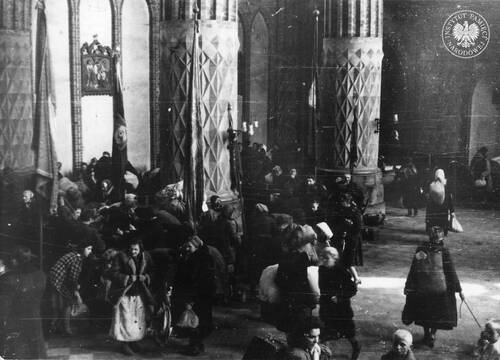 Wnętrze kościoła św. Wojciecha przy ul. Wolskiej (właściwie kościoła św. Stanisława w parafii św. Wojciecha), w którym Niemcy zorganizowali punkt zborny, tzw. obóz przejściowy, dla ludności cywilnej. Wanda Lurie przebywała w nim przez kilka dni po egzekucji, przed wywiezieniem do obozu w Pruszkowie. Zdjęcie wykonano prawdopodobnie po 2 X 1944 r. Źródło: Bundesarchiv (fot. z zasobu IPN)