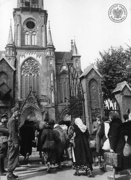 Kościół św. Wojciecha przy ul. Wolskiej (właściwie kościół św. Stanisława w parafii św. Wojciecha), w którym Niemcy zorganizowali punkt zborny, tzw. obóz przejściowy, dla ludności cywilnej. Wanda Lurie przebywała w nim przez kilka dni po egzekucji, przed wywiezieniem do obozu w Pruszkowie. Zdjęcie wykonano prawdopodobnie po 2 X 1944 r. Źródło: Bundesarchiv (fot. z zasobu IPN)