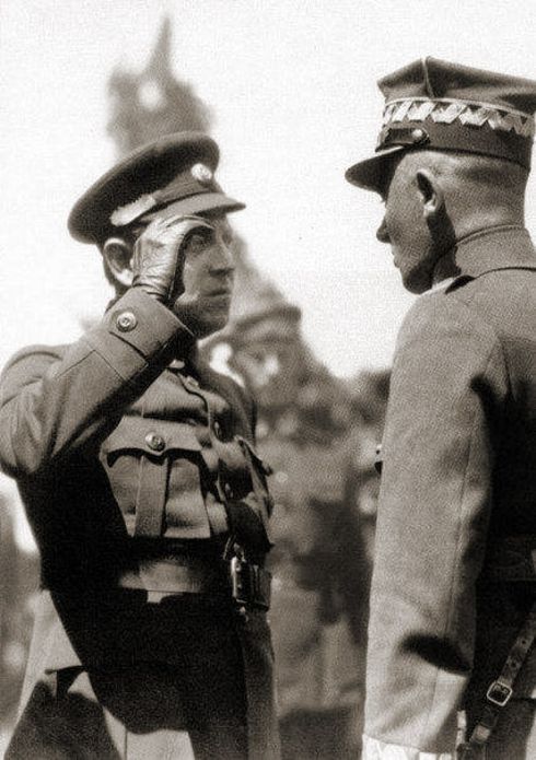 Symon Petlura wita gen. Edwarda Rydza-Śmigłego na dworcu kolejowym w Kijowie, maj 1920 r.