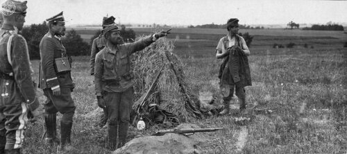 Gen. Józef Haller wizytuje stanowiska bojowe w czasie Bitwy Warszawskiej (fot. z zasobu AIPN)