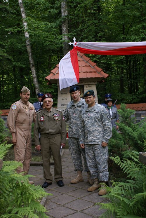 Jerzy Bartnik "Magik" z żołnierzami ochrony Ambasady USA w Warszawie, Wykus, 14 VI 2008 r. (fot. Stanisław Dudek)