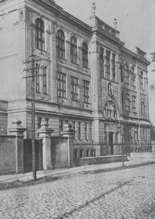 Gmach Państwowego Gimnazjum Męskiego im. Władysława Jagiełły w Płocku, uprzednio Gimnazjum Polskie Polskiej Macierzy Szkolnej (fot. z okresu międzywojennego, z zasobu NAC)