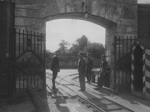 Brama główna i budka strażnicza Cytadeli Warszawskiej, 1926 r. (fot. z zasobu NAC)