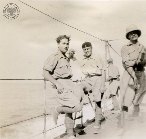 Żołnierze Samodzielnej Brygady Strzelców Karpackich w drodze do Tobruku, sierpień 1941 r. Od lewej sierż. Antoni Lipko, plut. Kazimierz Dolata, kpr. Korzeniowski (fot. z zasobu AIPN)