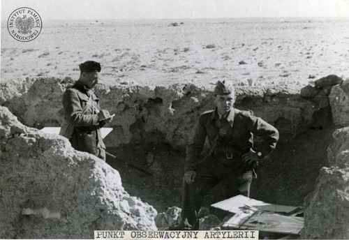 Punkt obserwacyjny Samodzielnego Pułku Artylerii Samodzielnej Brygady Strzelców Karpackich podczas walk o Tobruk (fot. z zasobu AIPN)