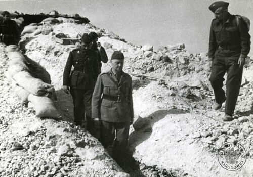 Naczelny Wódz Polskich Sił Zbrojnych, gen. Władysław Sikorski podczas wizytacji oddziałów Samodzielnej Brygady Strzelców Karpackich w oblężonym Tobruku, 14 listopada 1941 r. Za nim Szef Sztabu Naczelnego Wodza, gen. bryg. Tadeusz Klimecki, oraz dowódca SBSK, gen. bryg. Stanisław Kopański (fot. z zasobu AIPN)
