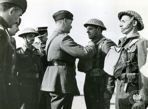 Naczelny Wódz Polskich Sił Zbrojnych, gen. Władysław Sikorski podczas wizytacji oddziałów Samodzielnej Brygady Strzelców Karpackich w oblężonym Tobruku, 14 listopada 1941 r., dokonuje odznaczenia żołnierzy za męstwo podczas walk o Tobruk. Widoczni także: Szef Sztabu Naczelnego Wodza gen. Tadeusz Klimecki, dowódca Bryg. gen. bryg. Stanisław Kopański, dowódca saperów ppłk Władysław Rakowski [?], szef Oddziału III Operacyjnego Sztabu Naczelnego Wodza ppłk dypl. Andrzej Marecki (fot. z zasobu AIPN)