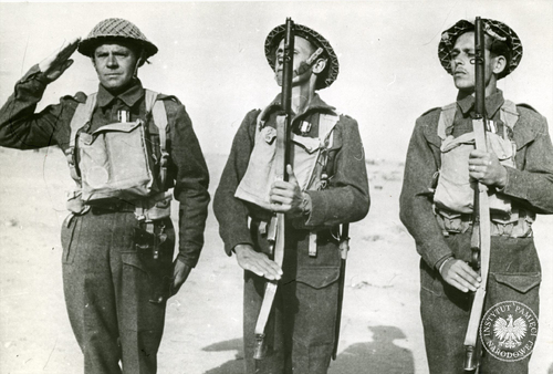 Żołnierze Kompanii Saperów Samodzielnej Brygady Strzelców Karpackich: por. Jarosław Kordub, kpr. Jan Włoch, saper Zygmunt Kolosz – odznaczeni przez Naczelnego Wodza podczas jego wizytacji oddziałów SBSK w oblężonym Tobruku, 14 listopada 1941 r. (fot. z zasobu AIPN)