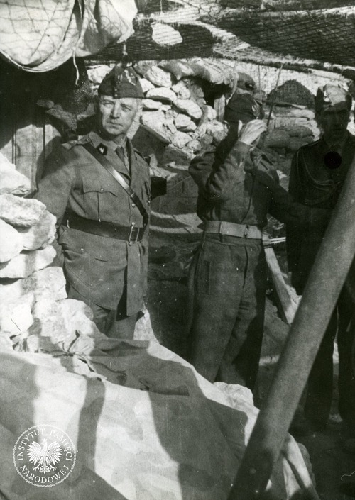 Gen. Władysław Sikorski na stanowisku Karpackiego Pułku Artylerii podczas wizytacji oddziałów Samodzielnej Brygady Strzelców Karpackich w oblężonym Tobruku, 14 listopada 1941 r. (fot. z zasobu AIPN)