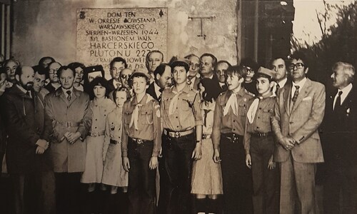 Uroczystości rocznicowe przy ul. Krasińskiego 20; Jerzy Szletyński drugi z lewej w pierwszym rzędzie