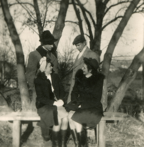 Stoją od lewej Stefan Miksiewicz, Zbigniew Kubas, siedzą kuzynka Zbigniewa Kubasa i jego siostra