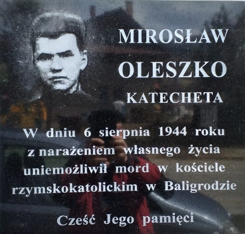 Tablica upamiętniająca czyn ks. Mirosława Oleszko na ścianie cerkwi w Baligrodzie (zdjęcie Jacek Huk)