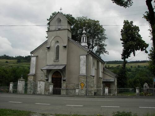 Kościół w Baligrodzie od strony głównego wejścia (fot. Artur Brożyniak)