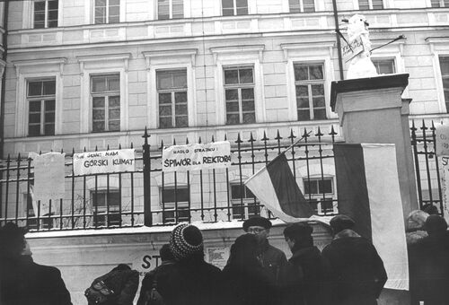Strajk studentów Uniwersytetu Jagiellońskiego w Krakowie w lutym 1981 roku (fot. z zasobu IPN)