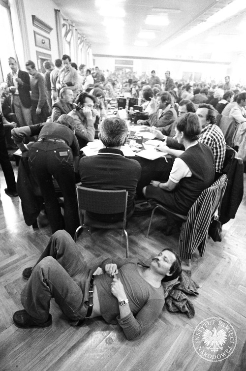 Zebranie w sali BHP w czasie strajku okupacyjnego w Stoczni Gdańskiej. Sierpień 1980 r. Fot. Stanisław Składanowski (fot. z zasobu IPN)