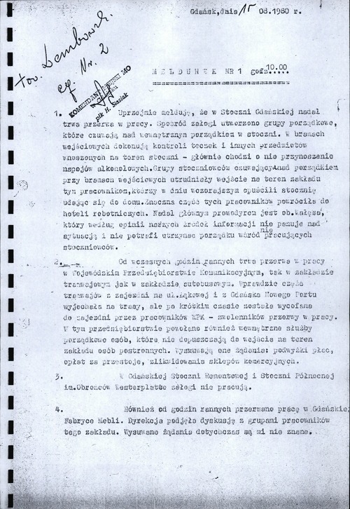 Meldunek płk. Henryka Stasiaka, komendanta miejskiego MO w Gdańsku, informujący o początku akcji protestacyjnej w Stoczni Gdańskiej i w kolejnych zakładach (pierwsza strona). Zgodnie z obowiązującą nomenklaturą strajki nazywano „przerwami w pracy”, a ich liderów „prowodyrami”. Gdańsk, 15 sierpnia 1980 r., godz. 10.00 (z zasobu IPN)