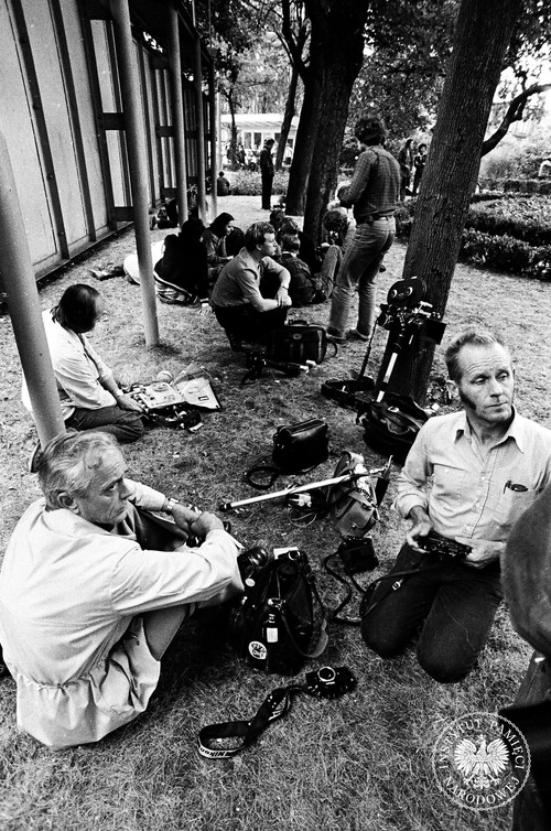 Przedstawiciele mediów przed salą BHP w czasie strajku w Stoczni Gdańskiej. Sierpień 1980 r. Fot. Stanisław Składanowski (fot. z zasobu IPN)