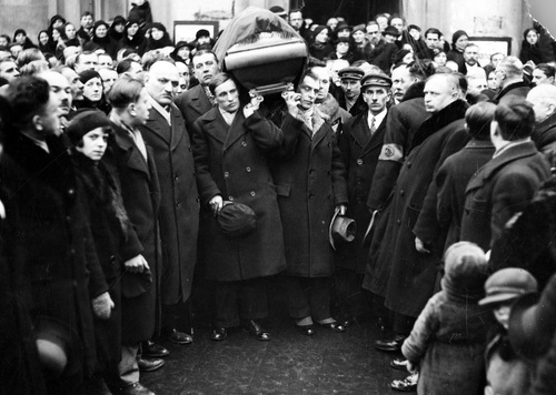 Pogrzeb senatora Bolesława Limanowskiego. Wyniesienie trumny z Domu Związków Zawodowych w Warszawie, 5 lutego 1935 r. Fot. z zasobu NAC