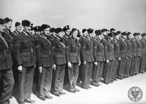 Grupa polskich pilotów walczących w czasie wojny w Wielkiej Brytanii. Zdjęcie pozyskane przez UB ok. 1950 r. i dołączone do materiałów z rozpracowania środowiska byłych lotników służących w czasie wojny w RAF. Fot. z zasobu IPN