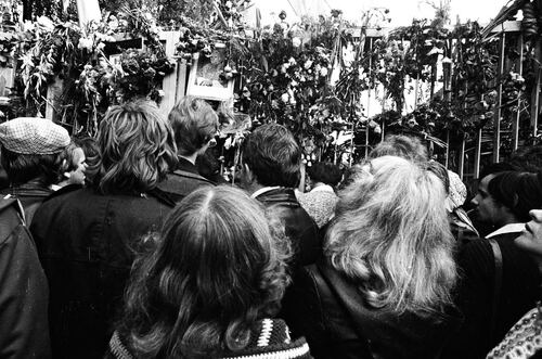 Rodziny protestujących i mieszkańcy miasta pod bramą zakładu w czasie strajku w Stoczni Gdańskiej. Gdańsk, sierpień 1980 r. Fot. Stanisław Składanowski (fot. z zasobu IPN)