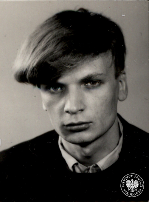 Grzegorz Ciechowski. Zdjęcie z akt paszportowych – 1983 r. (fot. z zasobu IPN)