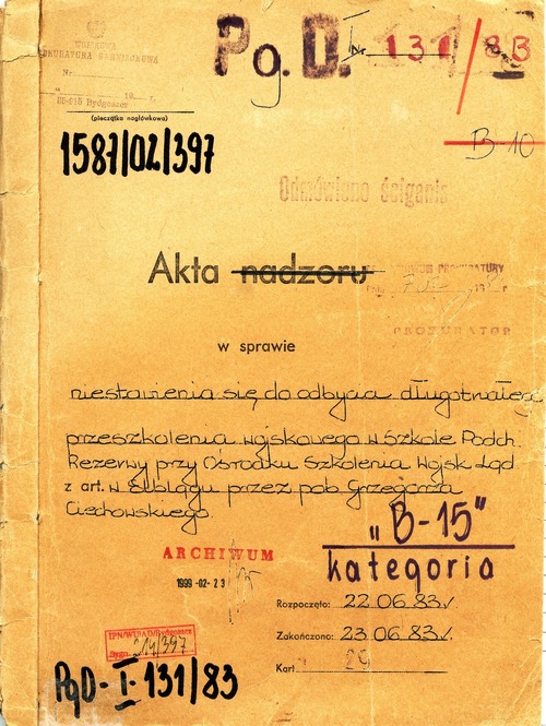 Strona tytułowa akt Wojskowej Prokuratury Garnizonowej w Bydgoszczy w sprawie „niestawienia się do odbycia długotrwałego przeszkolenia wojskowego w Szkole Podch. Rezerwy przy Ośrodku Szkolenia Wojsk Ląd. w Elblągu przez pob. Grzegorza Ciechowskiego” (z zasobu IPN)