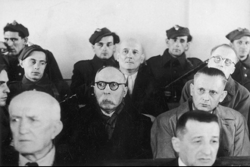 Uczestnicy procesu przywódców organizacji „Wolność – Równość – Niepodległość”. Na zdjęciu m.in. oskarżeni: w drugim rzędzie od lewej – Kazimierz Pużak, Wiktor Krawczyk, w trzecim rzędzie od lewej, obok strażnika – Feliks Misiorowski, Ludwik Cohn. Fot. z zasobu NAC