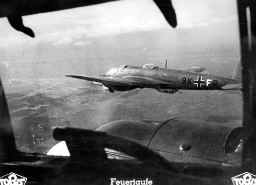 Heinkel He 111 P. Kadr z niemieckiego filmu propagandowego („Feuertaufe”; zbiory Narodowego Archiwum Cyfrowego)