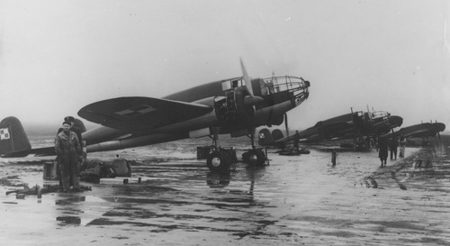 Samoloty PZL 37B „Łoś” na lotnisku (zbiory Narodowego Archiwum Cyfrowego)