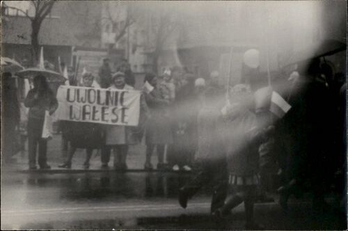 Anna Upirów i Helena Schabek w dniu 1 maja 1982 r.  na trasie pochodu pierwszomajowego z hasłem „Uwolnić Wałęsę”